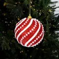 Palla di Natale glitterata rossa e bianca con perle su un albero festivo - Palla diagonale Stile A / Rosso