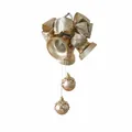 Cloche de Noël dorée avec nœud scintillant et ornements de boules festives suspendus - Triple cloche or champagne