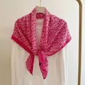 Dettaglio di un elegante foulard quadrato rosa a fiori, perfetto come scialle estivo. - 90x90cm / Rosso rosa