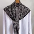 Foulard quadrato 90cm con fantasia floreale esposto su maglia bianca e gruccia - 90x90cm / Nero