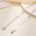 Elegantes silbernes Edelstahl-Schlangenkette-Armband mit einem kleinen Herzanhänger-Detail - 3mm Schlangenkette Flach Stil / Stahlfarben