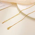Detail eines 18k vergoldeten Edelstahlarmbands mit Karabinerverschluss und Verlängerungskette. - Runde Schlangenkette Stil / Gold