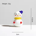 Handgemaakt glazen sneeuwpop ornament met blauwe hoed en gele sjaal kerstdecoratie - Kerst Blauwkapje Sneeuwpop 4.5cm