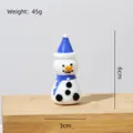 Handgemaakte glazen sneeuwpop miniatuur met blauwe hoed, hoogte 6 cm, gewicht 45 g. - Witte emaille sneeuwpop