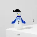 Handgemaakte Zibo glazen sneeuwpopfiguur met blauwe sjaal en zwarte hoed, 7 cm hoogte - Sneeuwpop met parel en strass