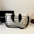 Grand sac de voyage matelassé argenté avec bandoulière noire et poche zippée - Taille unique / Blanc