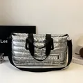 Grand sac de voyage matelassé argenté avec sangles noires et poche zippée devant - Taille unique / Argent