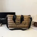 Stilvolle metallisch goldene gesteppte Reisetasche mit großer Kapazität für Fitness und Reisen - Einheitsgröße / Gold