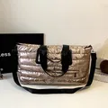 Große gesteppte Reisetasche in Metallic-Roségold mit schwarzen Schultergurten für Fitness - Einheitsgröße / Champagner