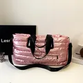 Große rosa gesteppte Reisetasche in Metallic-Optik mit schwarzen Trageriemen für Fitness - Einheitsgröße / Rosa
