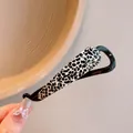 Elegante fermaglio a banana stile francese con motivo dalmata bianco e nero chic - Fermaglio a Torsione Francese (11) / Bianco e Nero Picchiettato