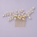 Elegante pettine da sposa con ramo dorato e cristalli chiari su sfondo viola - Forma Floreale Ramificata (HS-J7001G)