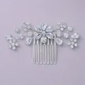 Elegante pettine per capelli da sposa in argento con intricati motivi floreali in cristallo - Fiore Simmetrico Centrale (HS-J6663S)