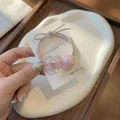 Détail d'un élastique à cheveux rose avec un pendentif cœur et une perle irisée - Cœur Rose Nœud Papillon (A025-1) / Rose