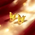 Primer plano de pendientes de mariposa dorados con acabado mate y diseño de doble capa - Mariposa Grande de Doble Capa - Cierre de Presión / 9mm (1 Pieza/Paquete) / Dorado