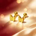 Detailansicht goldener Schmetterlings-Ohrstecker mit matten und polierten Flügeln. - Doppelschichtiger Kleiner Schmetterling - Schraubverschluss / 6mm (1 Stück) / Gold