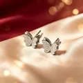 Nahaufnahme eleganter matter doppellagiger Schmetterlingsohrstecker auf goldenem Satin. - Doppelschichtiger Schmetterling Gleicher Größe - Steckverschluss / 1 Stück / Stahlfarben