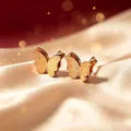 Nahaufnahme eleganter goldener Schmetterlingsohrstecker mit matter Doppelschicht. - Doppelschichtiger Schmetterling Gleicher Größe - Steckverschluss / 1 Stück / Roségold