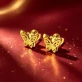 Detaillierte Makroansicht goldener doppelwandiger Schmetterlingsohrringe mit Schraubverschluss. - Spezieller Mattierter Schmetterling - Schraubverschluss / 1 Stück / Gold