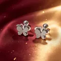 Nahaufnahme eleganter matter Doppelschicht-Schmetterlingsohrstecker mit Schraubkugel - Mattierter Schmetterling - Schraubverschluss / 1 Stück / Stahlfarben