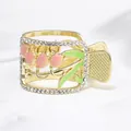 Elegante molletta per capelli in lega dorata con tulipani rosa e strass scintillanti. - Stile Tulipano con Strass / Rosa