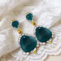 Gedetailleerde macro-weergave van vintage blauwgroene hanger oorbellen met kristallen - Schelpvorm (2#) / Zilver