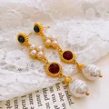 Nahaufnahme der Vintage-Vergoldung und der mehrfarbigen Edelsteinfassungen - Blumen-Design (42#)