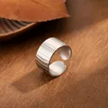 Breiter offener Edelstahlring mit strukturierter Blattoptik, minimalistischer Stil. - Blatttextur Stil (40280-2) / Silber