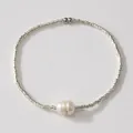 Elegant minimalist silver seed bead bracelet featuring a natural white baroque pearl centerpiece - Silver Pearl Style (MI-B24110401B) / Silver with Pearl
