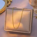 Elegante goldfarbene Edelstahl-Gliederkette für Damen auf einer Schmuckschatulle - Ankerkette / Einzelpackung (40+5cm) / Gold