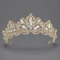 Vintage goldene Barock Tiara mit funkelnden Kristall Strasssteinen für Hochzeiten. - Gold/Weißer Strass (TS-J2654G)