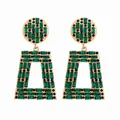Detailansicht der Vintage-Trapez-Ohrhänger mit funkelnden smaragdgrünen Kristallen - Hohles Trapez Geometrischer Stil (E2674) / Smaragdgrün