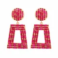 Detailansicht der Vintage Trapez-Ohrhänger mit leuchtend magentafarbenen Strasssteinen - Hohles Trapez Geometrischer Stil (E2674) / Fuchsia