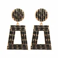 Detailansicht von Vintage-Ohrringen in Goldoptik mit schwarzen geometrischen Strasssteinen - Hohles Trapez Geometrischer Stil (E2674) / Schwarz