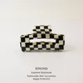 Detailansicht einer großen schwarz-weiß karierten Haarklammer für Damen und Mädchen - Große Quadratische Haarklammer / 10cm