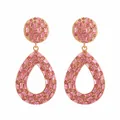 Detaillierte Nahaufnahme von Vintage-Ohrringen mit rosa Strasssteinen in Tropfenform - Hohler Wassertropfen Geometrischer Stil (E2676) / Rosa