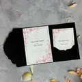 Élégante invitation de mariage noire à pochette avec cartes à fleurs roses imprimées - Noir