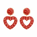 Detaillierte Ansicht der Vintage-Herzohrringe mit roten Strasssteinen und Goldfinish - Hohles Herz Geometrischer Stil (E2677) / Rot