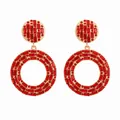 Detailansicht runder Statement-Ohrhänger mit roten Kristallen und Gold-Finish - Doppelkreis Geometrischer Stil (E2698) / Rot