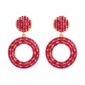 Detailansicht der geometrischen Vintage-Ohrhänger mit fuchsiafarbenen Strasssteinen und Gold. - Doppelkreis Geometrischer Stil (E2698) / Fuchsia