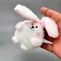 Niedlicher weißer flauschiger Plüsch-Hasen-Schlüsselanhänger mit rosa Ohren Details - Kugelkette / Weiß