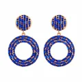 Makroansicht von Vintage-Ohrringen in Gold mit strahlend blauen geometrischen Kristallen - Doppelkreis Geometrischer Stil (E2698) / Blau