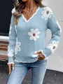 Dettaglio ravvicinato di un maglione blu chiaro con scollo a V e jacquard floreale - Azzurro
