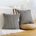 Funda de cojín decorativa de felpa gris con rayas para sofá y decoración de salón - 45x45cm / Rayas grises grandes