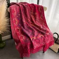 Ethno-Paisley-Schal mit dicken Fransenquasten, auf einem Stuhl präsentiert - 200x68cm / Paisley-Weinrot