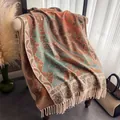 Eleganter ethnischer Schal im Vintage-Stil mit Paisley-Muster und Fransen auf einem Stuhl - 200x68cm / Paisley-Hellgrün Orange