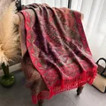 Klassischer Paisley-Schal mit roten Quasten, stilvoll über einen beigen Sessel drapiert - 200x68cm / Paisley-Rosapurpur
