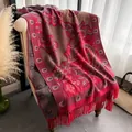 Großer Vintage Bohemian Paisley Schal mit langen Quasten auf einem gemütlichen Sessel - 200x68cm / Paisley-Weinrot