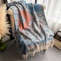 Dicker Schal im Ethno-Stil aus Kunst-Kaschmir mit blau-orangen Paisley-Mustern und weißen Quasten - 200x68cm / Paisley-Denimblau