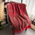 Vintage Schal im Ethno-Stil mit rotem Paisley-Muster und Quasten aus Kaschmirimitat - 200x68cm / Paisley-Weinrot